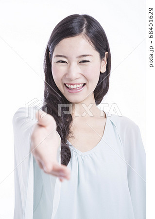 握手する女性 68401629