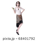 颯爽と働く知的で清楚な女性ビジネスパーソン 68401792