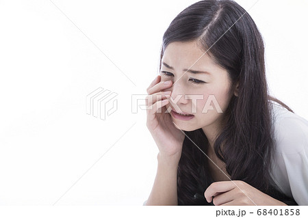 泣く女性 68401858