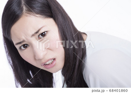 怒る女性 68401860