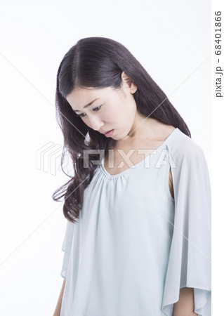 落ち込む女性 落ち込む女性 68401866