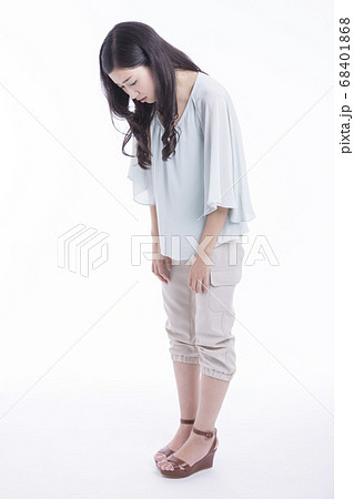 落ち込む女性 落ち込む女性 68401868