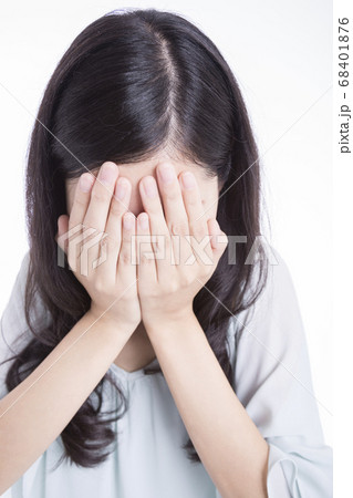 泣く女性 68401876