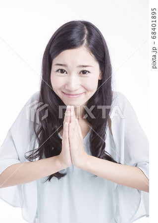 頼み事をする女性 頼み事をする女性 68401895