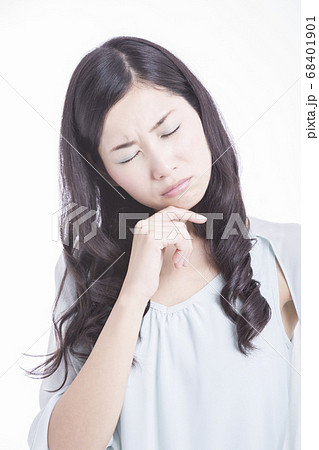 悩む女性 68401901
