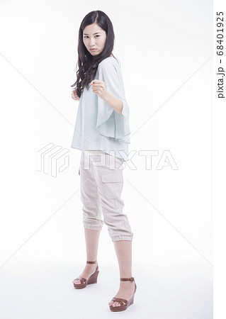 パンチをする女性 68401925