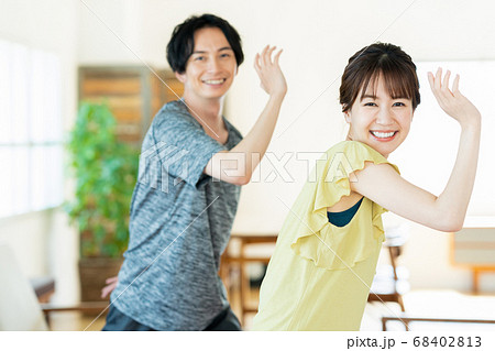 カップル 夫婦 フィットネス エクササイズ ダンス エアロビ リビング ライフスタイル カップル 夫婦 フィットネス エクササイズ ダンス エアロビ リビング ライフスタイル 68402813