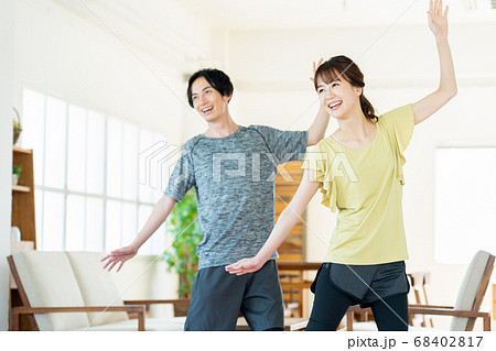 カップル　夫婦　フィットネス　エクササイズ　ダンス　エアロビ　リビング　ライフスタイル 68402817