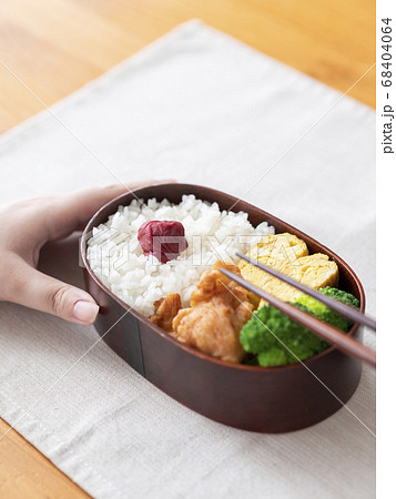 お弁当を食べる女性の手元 お弁当を食べる女性の手元 68404064