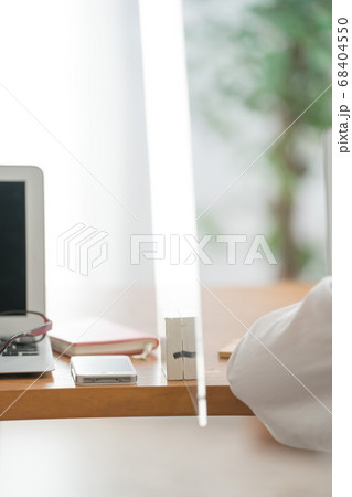 アクリルパーティション越し、感染対策、ソーシャルディスタンス 68404550