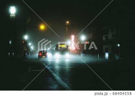 夜の商店街 68404558