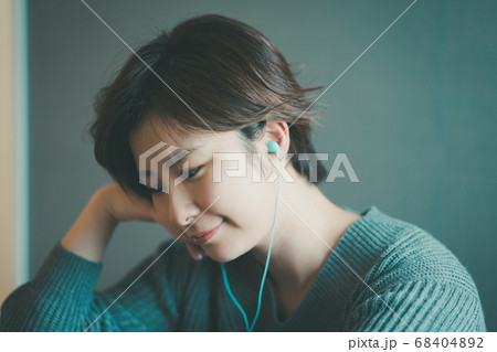 高音質　イヤホン　女性 68404892