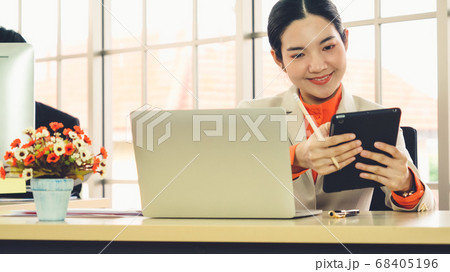 Business people working at table in modern office Business people working at table in modern office 68405196