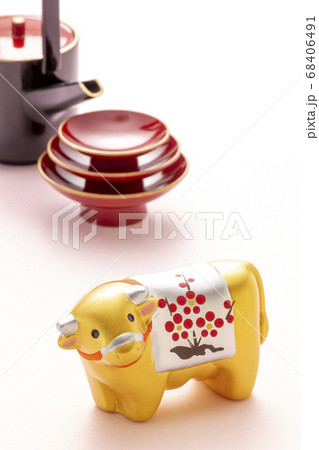 丑年の年賀状素材 丑年の年賀状素材 68406491
