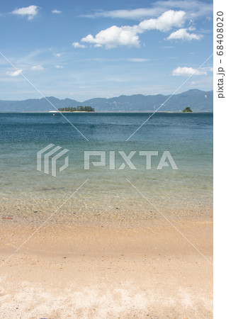 エメラルドグリーンの無人島、水島を仰ぐ 68408020