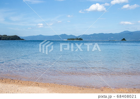 敦賀湾に浮かぶエメラルドグリーンの無人島、水島 68408021