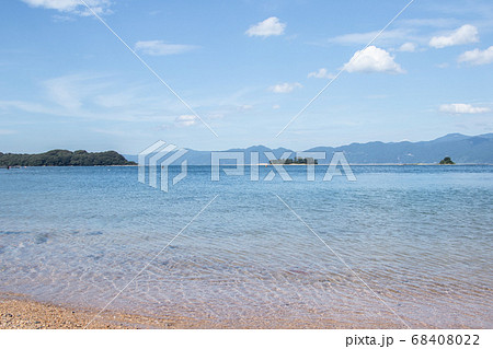 エメラルドグリーンの無人島、水島を仰ぐ 68408022