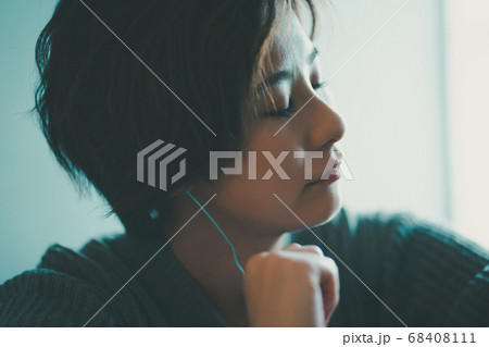 30代女性ライフスタイル 高音質に浸る 30代女性ライフスタイル 高音質に浸る 68408111