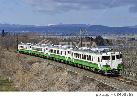 会津盆地を背に磐越西線を走る国鉄型ディーゼルカー（東北地域本社色） 68408568
