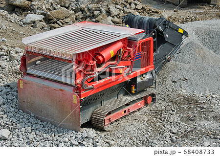 土木工事のガラや残土に含まれる異物の除去作業 68408733