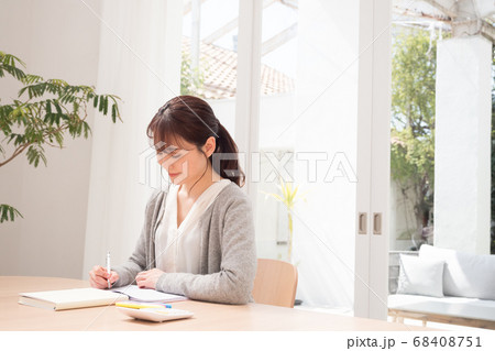 ワーケーションの若い女性 ワーケーションの若い女性 68408751