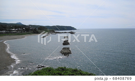 柏崎市御野立から見える鯨波海岸と米山 68408769