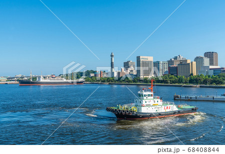 日本の横浜都市景観 横浜大さん橋から氷川丸や日本初のLNG燃料船「魁」などを望む 68408844