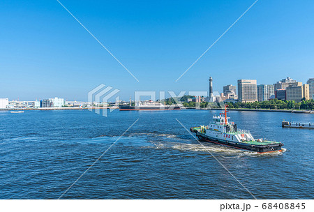 日本の横浜都市景観 横浜大さん橋から氷川丸や日本初のLNG燃料船「魁」などを望む 68408845