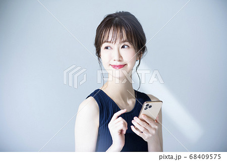 スマホを操作する女性 スマホを操作する女性 68409575