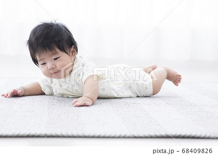 生後半年の赤ちゃん の写真素材