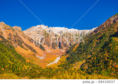 秋色に染まる上高地・穂高連邦【長野県】 68410037