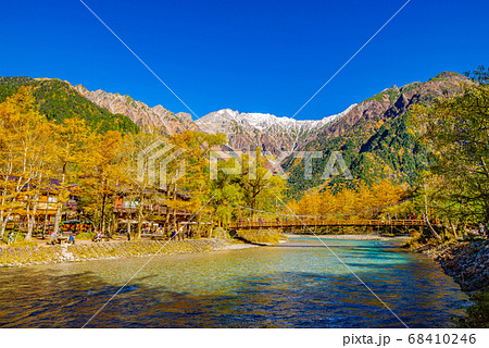 長野県の景勝地上高地を象徴する河童橋と穂高連峰 68410246