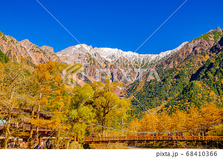 上高地の紅葉・河童橋【長野県】 68410366