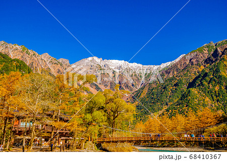 上高地の紅葉・河童橋【長野県】 68410367