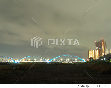 相模川三川合流地点河川敷から望むあゆみ橋の夜景 68410678