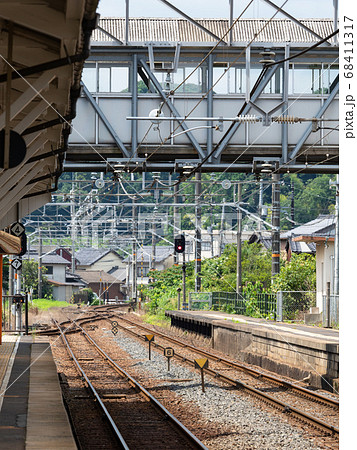 【島根県】鉄道の駅の手前で分岐する線路 JR山陰本線宍道駅 68411317