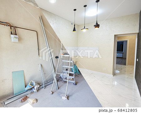 Room in apartment before and after renovation works Room in apartment before and after renovation works 68412805