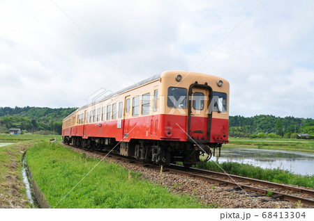 小湊鉄道線、上総鶴舞・上総久保駅間を走る普通列車(キハ200形) 小湊鉄道線、上総鶴舞・上総久保駅間を走る普通列車(キハ200形) 68413304
