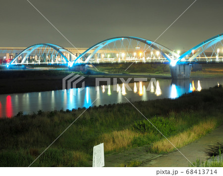 相模川に架かるあゆみ橋のライトアップ 68413714