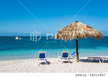 キューバ　トリニダーから近いアンコンビーチの砂浜 68413897