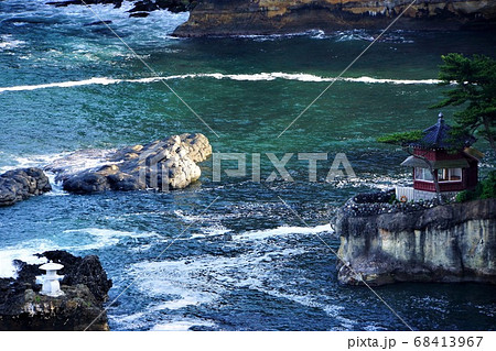 北茨城・五浦海岸~済んだ海と白い波、雄大な岩礁に建つ朱色の『六角堂』一枚の絵画のよう 北茨城・五浦海岸~済んだ海と白い波、雄大な岩礁に建つ朱色の『六角堂』一枚の絵画のよう 68413967