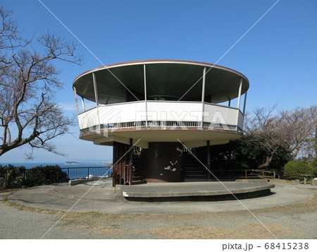逗子市の披露山公園にある展望台(背後に江の島) 逗子市の披露山公園にある展望台(背後に江の島) 68415238