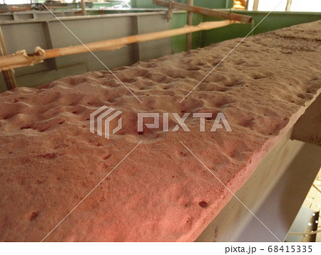 腐食した鉄骨の再塗装の為サンドブラストを打ち付けて旧塗装とサビを除去した後 68415335