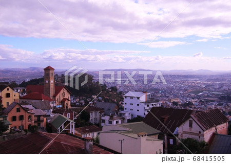 マダガスカル・アンタナナリボの夕暮れ時　Sunset Antananarivo Madagascar 68415505
