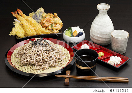 ざるそば_天ぷらと日本酒セットの写真素材 [68415512] - PIXTA