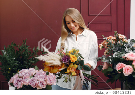 Frorist makes a beautiful bouquet in a studio 68415835