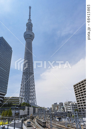 都市風景　スカイツリーと東武伊勢崎線　東京都墨田区 68415865