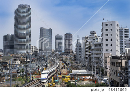 都市風景 鉄道沿線の住宅街と高層ビル群 押上から曳舟方面の眺望 東京都墨田区 都市風景 鉄道沿線の住宅街と高層ビル群 押上から曳舟方面の眺望 東京都墨田区 68415866