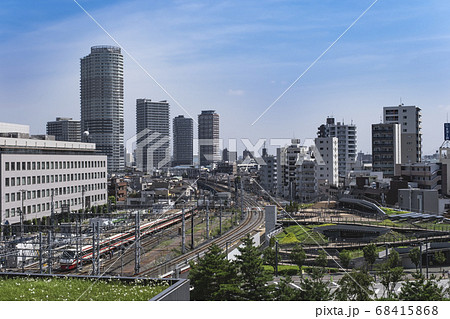 都市風景 鉄道沿線の住宅街と高層ビル群 押上から曳舟方面の眺望 東京都墨田区 都市風景 鉄道沿線の住宅街と高層ビル群 押上から曳舟方面の眺望 東京都墨田区 68415868