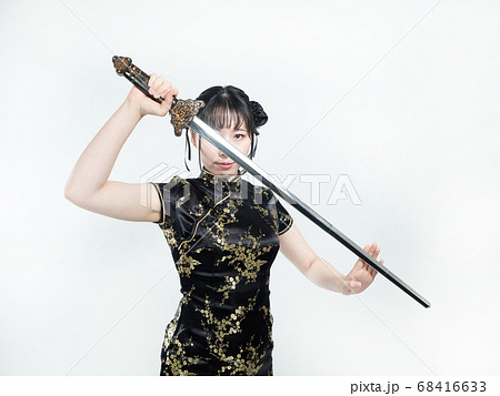 【白バック】中華娘（チャイナ服）格闘ポーズ【腰上】 68416633